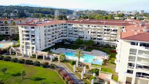 Appartement terrasse piscine et accès plage (Appartement terrasse piscine et acces plage) in Avenue de Cannes