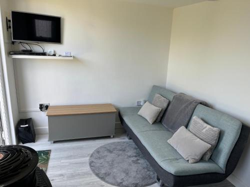 Beachy Vibes and Chill Times 2 bed chalet in Leysdown in 伊斯特徹奇