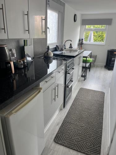 Beachy Vibes and Chill Times 2 bed chalet in Leysdown in 伊斯特徹奇