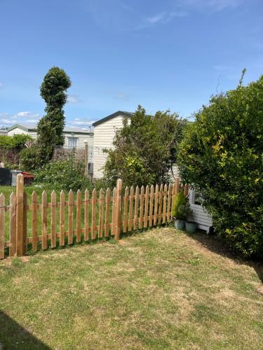 Beachy Vibes and Chill Times 2 bed chalet in Leysdown in 伊斯特徹奇
