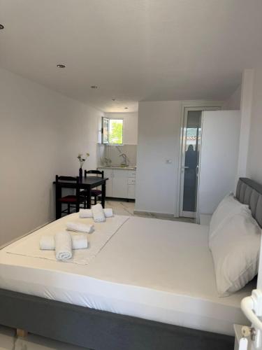 Double Room image 10