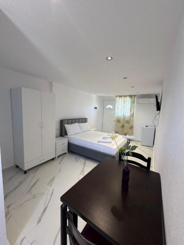 Ilias House - image 3