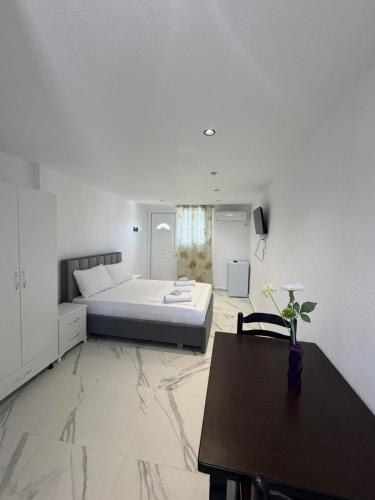 Double Room image 9