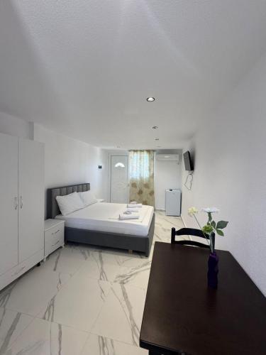 Double Room image 5