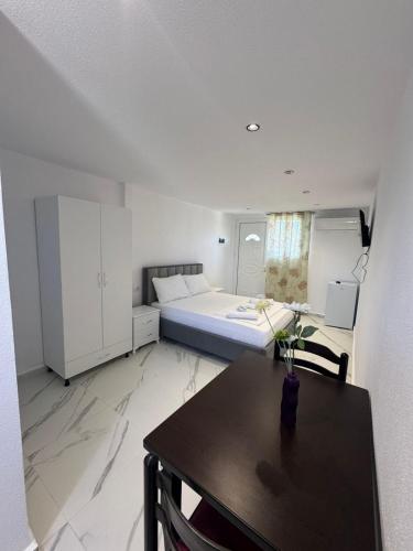 Double Room image 1