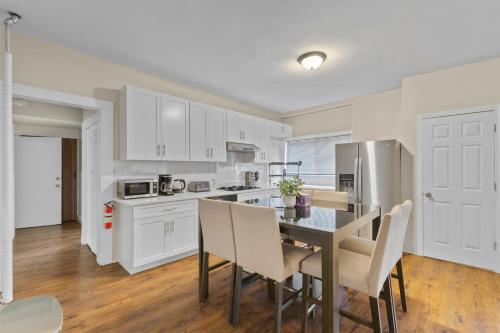 บริการและสิ่งอำนวยความสะดวก, Totally Renovated 3Br Apartment in นิวตัน (MA)