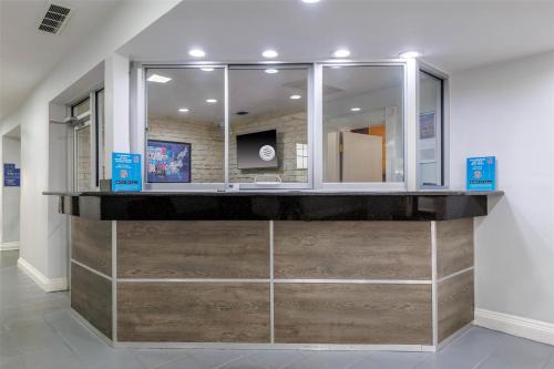 Лобби, Studio 6  Suites Dallas, TX - Downtown in Стеммонс-Корридор