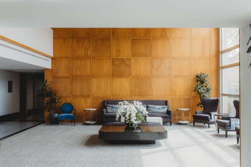 ล็อบบี้, ซัมเมอร์เซ็ต อินน์ (Somerset Inn) in ทรอย (MI)