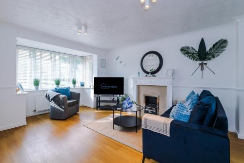 4BR Home for 8, Full Kitchen, Parking, WiFi in Northwich in นอร์ธวิค