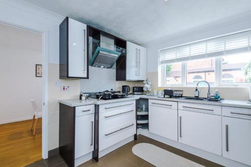 4BR Home for 8, Full Kitchen, Parking, WiFi in Northwich in นอร์ธวิค