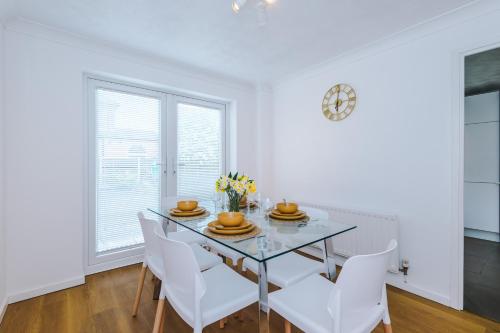 4BR Home for 8, Full Kitchen, Parking, WiFi in Northwich in นอร์ธวิค