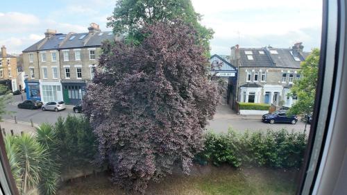 Spacious 5BR 3BA Duplex in Prime Zone 2 Near Tube and River, Londýn