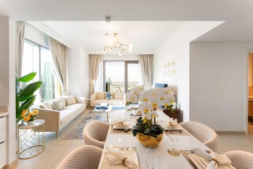 Downtown Views II 2 Bedroom with City Skyline and Sea Views, Dubaj