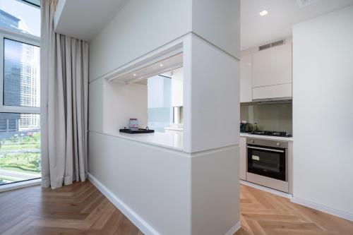 Upgraded Banyan Tree 2 Bed in JLT - image 11