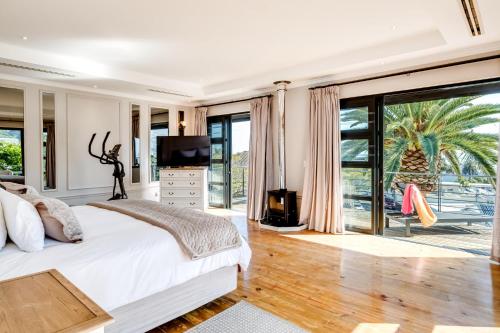 2bed Apt 5min Walk From Camps Bay Central Escape - main image