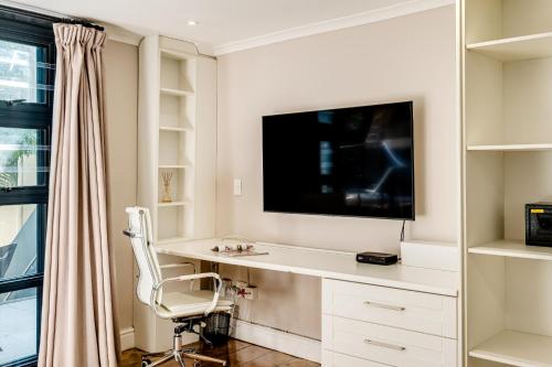 2bed Apt 5min Walk From Camps Bay Central Escape - image 12