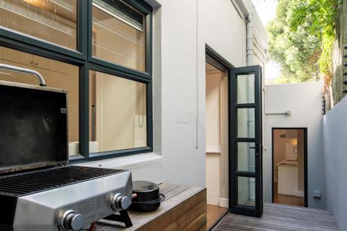 2bed Apt 5min Walk From Camps Bay Central Escape - image 13