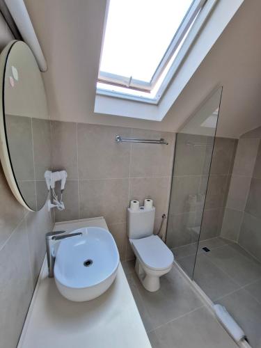 Twin Room with Private External Bathroom image 6