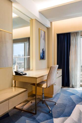 Executive Room with Lounge Access image 6