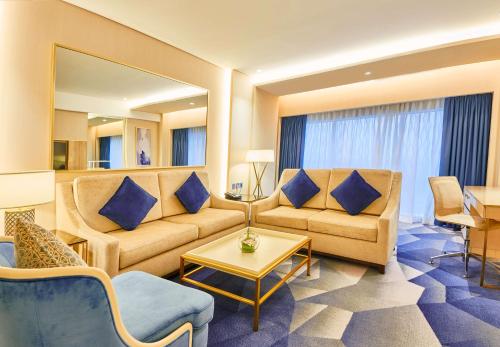 Suite with Lounge Access image 10