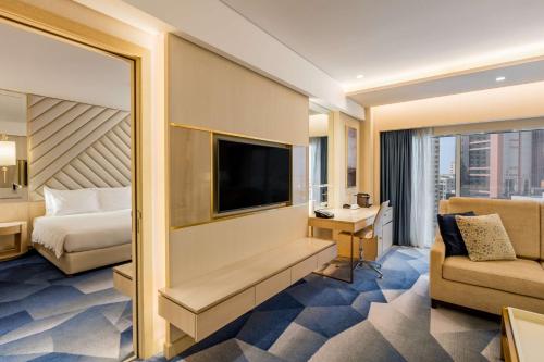Suite with Lounge Access image 3