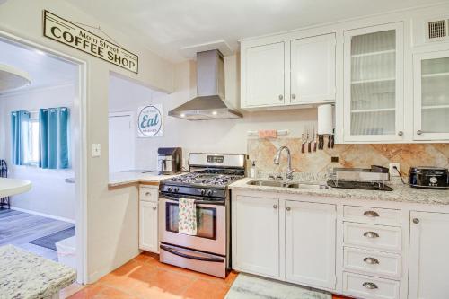 Dog-Friendly Albuquerque Home 1 Mi to U of NM! in Albuquerque, USA