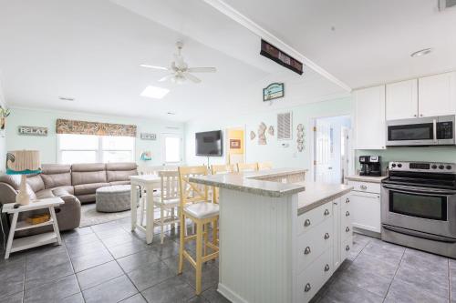 Modern 3rd Row Cottage Hot Tub and Pet Friendly in Kitty Hawk (NC)