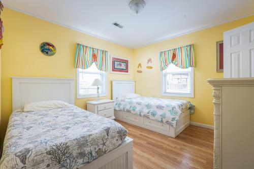 Modern 3rd Row Cottage Hot Tub and Pet Friendly in Kitty Hawk (NC)