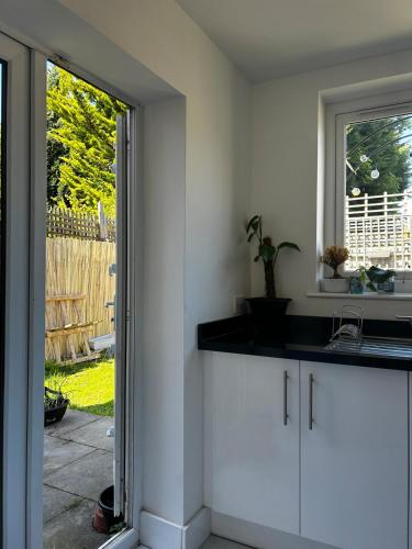 Luxury 4 Bed Home Sleeps 9, Games Room, Parking in Huyton
