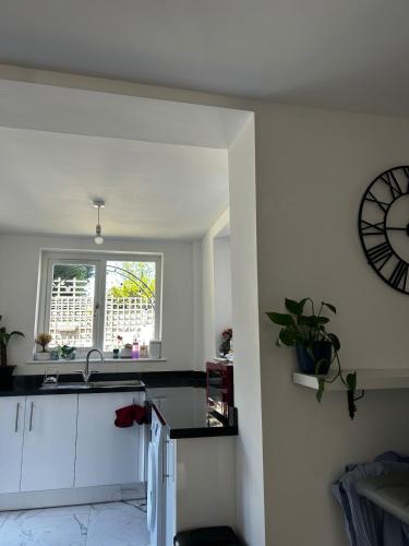 Luxury 4 Bed Home Sleeps 9, Games Room, Parking in Huyton