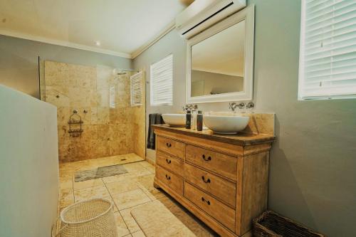 Twin/Double Room image 7