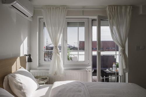 Spacious 4-Story Home with Sauna & Garden, Praga