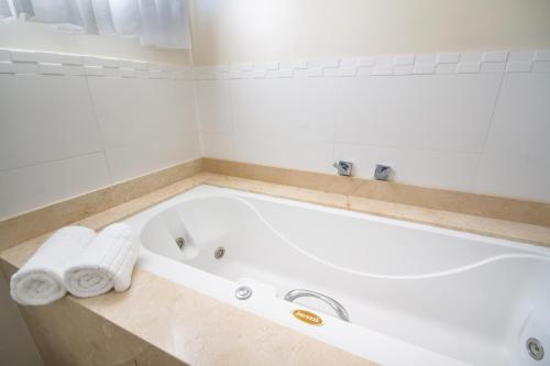 Premium Suite with Spa Bath image 6