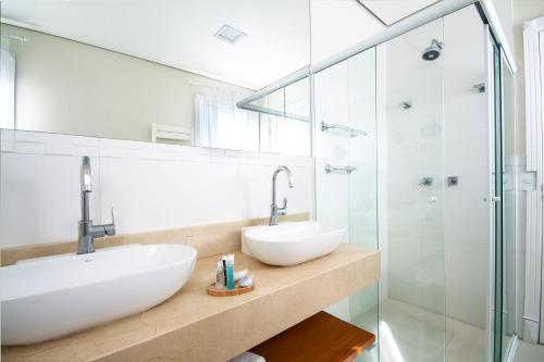 Premium Suite with Spa Bath image 3