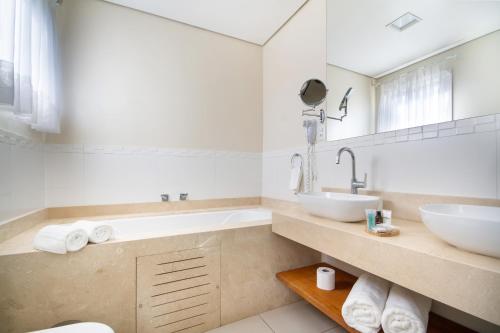 Premium Suite with Spa Bath image 5