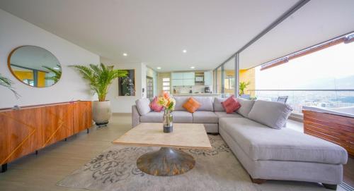 Modern 5 Bedroom w Jacuzzi & Amazing View, Poblado