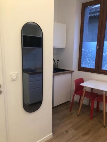 La Tronche studio climatisé wifi proche CHU - Location saisonnière - La Tronche