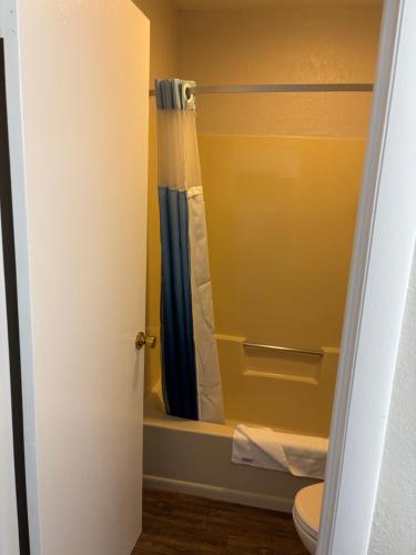 @ Michigan Inn & Lodge - image 14