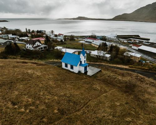 Tuvākā izklaides vieta, Tiny Church in Stöðvarfjörður (Tiny Church in Stoðvarfjorður) in Stodvarfjordur