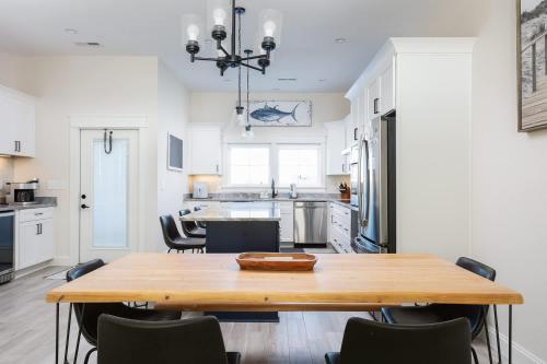 New Build with Rooftop Deck & Panoramic Ocean Views - image 3