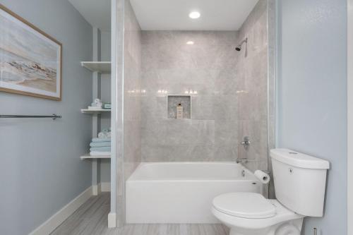 Newly Built Luxury Home Near Beach with Pool and Spa - image 3