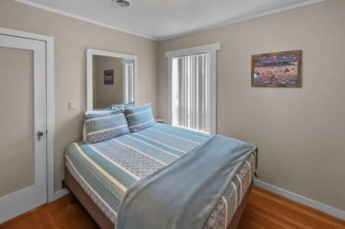 Vintage Beach Cottage - image 10