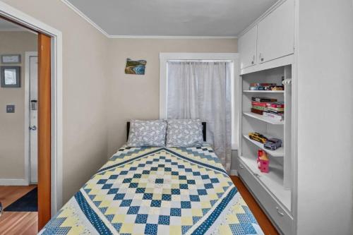 Vintage Beach Cottage - image 14