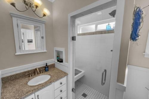 Vintage Beach Cottage - image 11