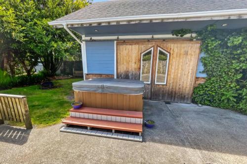 Vintage Beach Cottage - image 9