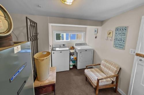 Vintage Beach Cottage - image 4