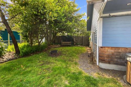 Vintage Beach Cottage - image 12