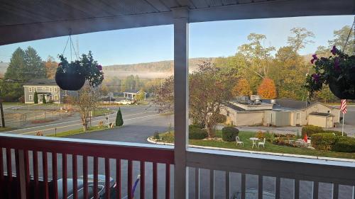 Cozy Corner Motel in Williamstown, USA