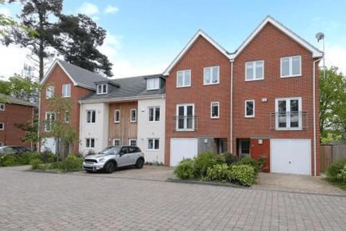Ascot Four Bedroom House With Garden in แอสคอท