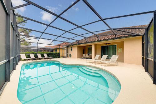 #350-Stunning villa with modern decor, southwest pool overlooking conservation land in Davenport, USA